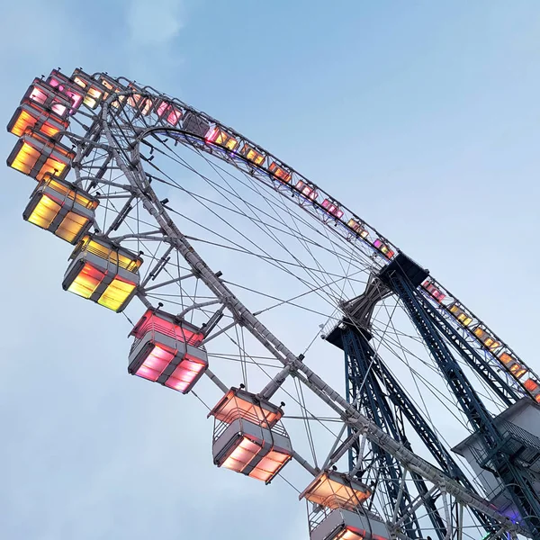 View Ferris Wheel Illuminated Cabins Yellow Pink Color Sky — Stock Photo, Image