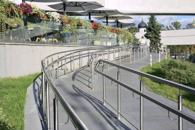 Parkta bir sokak kafenin yaz terasına giden yollar.