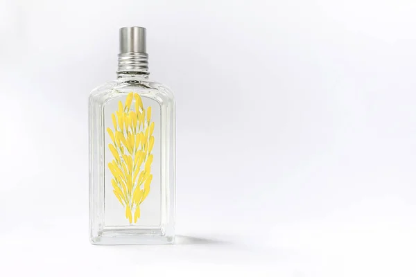 Átlátszó Parfümös Üveg Fehér Alapon Sárga Virágszirmokkal Díszítve — Stock Fotó