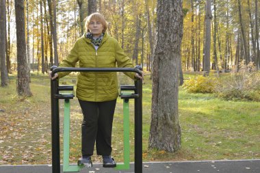 Sonbahar parkında yaşlıların aktif yaşam tarzı. 