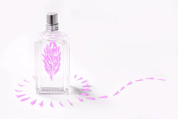 Átlátszó Parfümös Üveg Fehér Alapon Rózsaszín Virágszirmokkal Díszítve — Stock Fotó