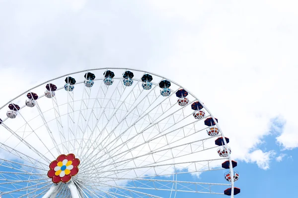 View Ferris Wheel Background Blue Sky White Clouds Entertainment Concept — Stock Photo, Image