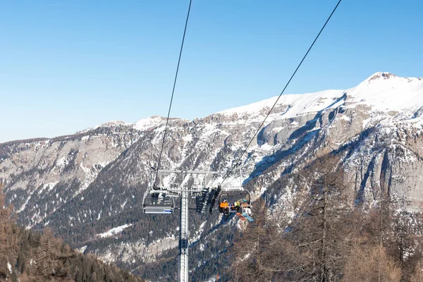 Estación de esquí Folgarida Marilleva.Folgarida Marilleva.Italy.15.02.2019. La gente se levanta en un telesilla. —  Fotos de Stock