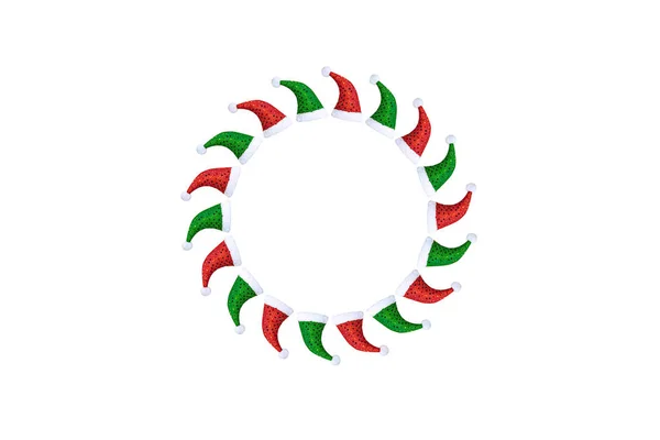 白い背景に円の形で緑と赤でクリスマスキャップのフラットレイアウト コンセプトクリスマス ボクシングの日 クリアランス販売 マーケティング — ストック写真