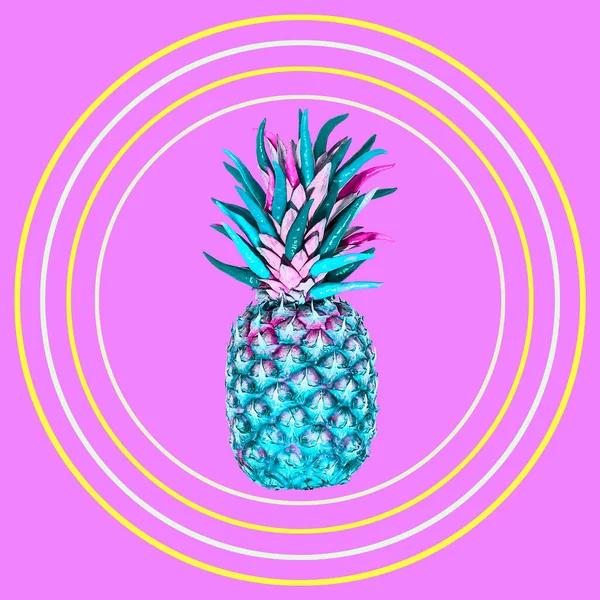 Współczesny kolaż. Turkusowy ananas z gorącą papryką na różowym tle z wielobarwnymi kręgami. — Zdjęcie stockowe