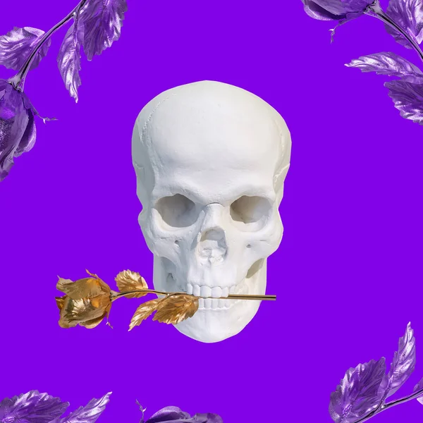 Collage contemporáneo. Cráneo blanco con una rosa dorada en los dientes sobre un fondo púrpura . — Foto de Stock