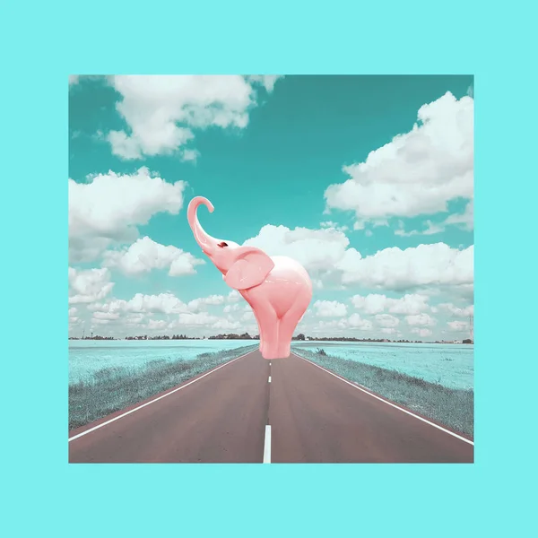 Collage contemporaneo. Un elefante rosa si erge sulla strada contro un cielo blu con nuvole bianche. — Foto Stock
