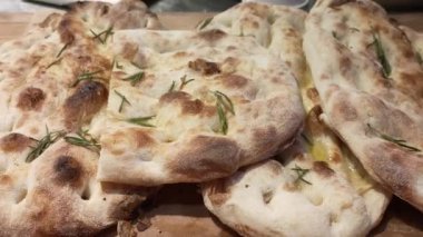 Masada yeni pişmiş İtalyan ciabattasının görüntüsü. Yiyecek konsepti, sağlıklı yaşam tarzı.