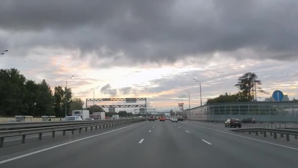 Россия. В Москве. 18.09.2020 Вид через лобовое стекло автомобиля на шестиполосном шоссе с развязками, по которым движутся автомобили. — стоковое видео