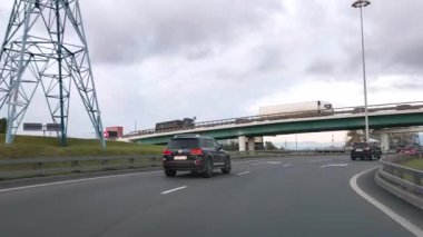 - Rusya. Moskova. Bir arabanın ön camından 18.09.2020 görüntü. Araba Moskova kavşağı boyunca modern yerleşim yerlerinin arka planına ve kasvetli gökyüzüne doğru yükseliyor..