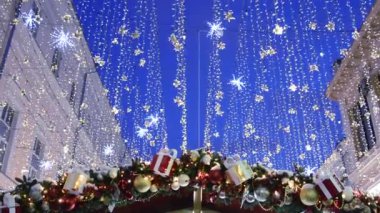 Kuznetsky 'deki binaların çatısındaki Noel süslemeleri. Çoğu cadde Moskova' da yanıp sönen sokak ışıklarına karşı..