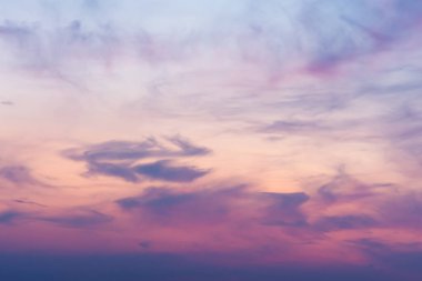 Gün batımında, karanlık bir bulut ve güneşten gelen parlak pembe bir parlaklıkla gökyüzü manzarası. Peyzaj kavramı, arkaplan