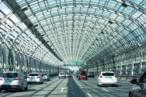 Polonya. Varşova. 06.07.2019 Otobanın ses geçirmez metal yapının altında kemer biçiminde araba süren görüntüsü
