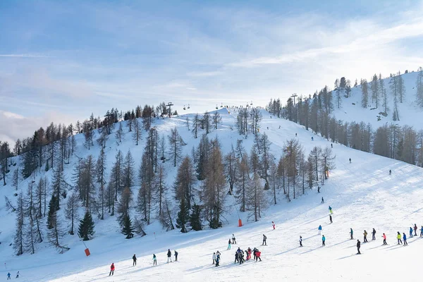 Vista Grupo Personas Una Pista Esquí Los Dolomitas Contra Cielo —  Fotos de Stock