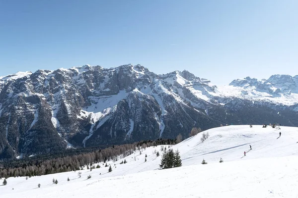 Utsikt Över Skidbacken Dolomiterna Längs Vilken Människor Glider Ner Begreppet — Stockfoto