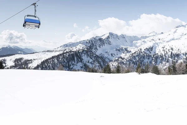 Blick Auf Die Schneebedeckten Berge Und Die Seilbahn Mit Blauen — Stockfoto