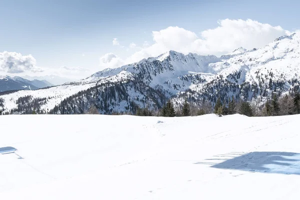 Utsikt Över Dolomiternas Snötäckta Bergstoppar Mot Himlen Begreppet Bakgrund Landskap — Stockfoto