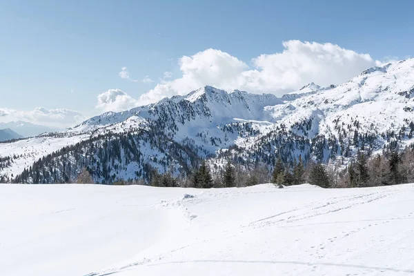 Utsikt Över Dolomiternas Snötäckta Bergstoppar Mot Himlen Begreppet Bakgrund Landskap — Stockfoto