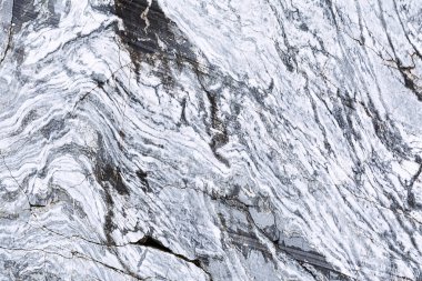 Üzerinde çatlaklar ve çizgiler olan mermer bir kayanın dokusu. Kavram arkaplan, doku, doğa