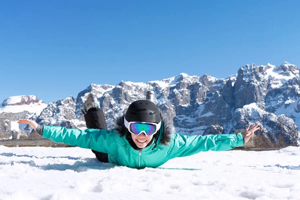Une Adolescente Vêtue Une Combinaison Ski Colorée Casque Lunettes Soleil — Photo