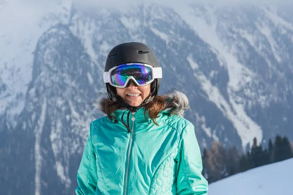 Une Femme Vêtue Une Combinaison Ski Colorée Casque Lunettes Soleil — Photo