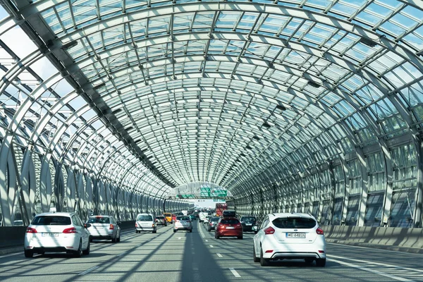 Polen Warschau 2019 Zicht Autobahn Met Rijdende Auto Onder Geluiddichte — Stockfoto