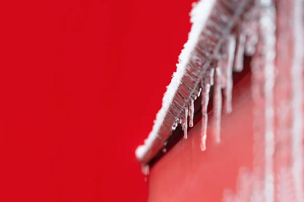 Άποψη Του Παγωμένου Περβάζι Παγοκολώνες Στο Φόντο Του Κόκκινου Τοίχου — Φωτογραφία Αρχείου