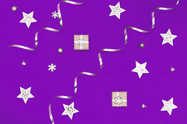 Плоска Композиція Різдвяних Прикрас Білому Срібному Кольорі Фіолетовому Фоні — стокове фото