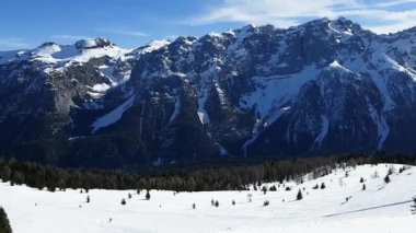 İtalya 'daki Dolomitlerin arka planına karşı insanların bindiği kayak yamacının manzarası. Spor, manzara, insanlar için kavram.