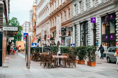 Vienna, Avusturya - 8 Mayıs 2018: Cityscape görünümü Cafe, turistler ve otel Viyana güzel sokaklarında.