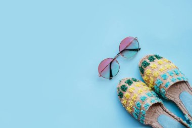 Degrade yuvarlak güneş gözlüğü ve espadrille sandal ile yaz moda flatlay. Mükemmel kumsal için denizde tatil ayarla. Marina stili.