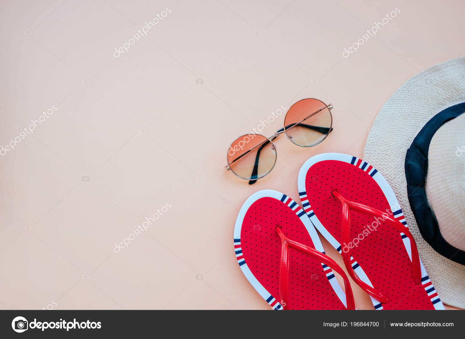 グラデーション ラウンド サングラス 麦わら帽子と赤フラット夏ファッション Flatlay 完璧なビーチの海の休日を設定します マリーナ スタイル ストック写真 C Toreincarnate グラデーション ラウンド サングラス 麦わら帽子と赤フラット夏ファッション Flatlay 完璧なビーチの海の休日を設定します マリーナ スタイル ストック写真 C Toreincarnate