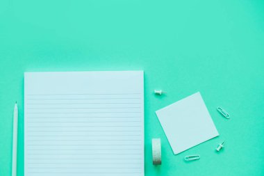 İleti örneği flatlay defter ile