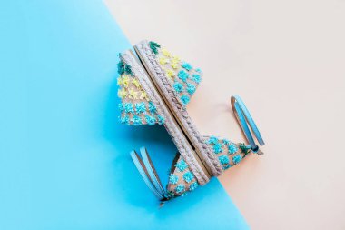 Yaz moda flatlay two-toned mavi ve bej renkli arka plan üzerinde gradyan espadrille sandal ile. Mükemmel kumsal için denizde tatil ayarla. Marina stili.