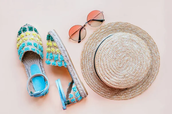 Sommar Mode Flatlay Med Espadriller Sandaler Gradient Runda Solglasögon Och — Stockfoto