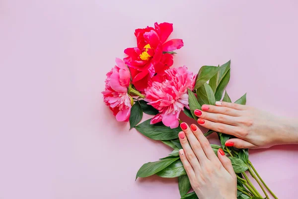 Helle trendige Sommer-Maniküre — Stockfoto