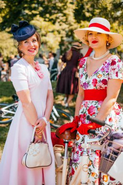 Kiev, Ukrayna - 12 Mayıs 2018: Vintage elbiseler Retro çalıştırmak Bisiklet tweed içinde katılan iki Bayan Kiev, Ukrayna 12 Mayıs 2018 üzerinde seyir.