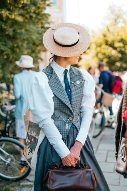 Kiev, Ukrayna - 12 Mayıs 2018: Tüvit elbiseleri Retro çalıştırmak Bisiklet tweed içinde katılan kız cruise 12 Mayıs 2018 üzerinde Kiev, Ukrayna acin.