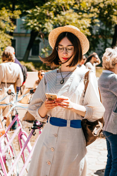 Киев, Украина - 12 мая 2018 года: Девушка в бежевом винтажном платье участвует в велосипедном твидовом круизе "Ретро круиз" 12 мая 2018 года в Киеве, Украина
.