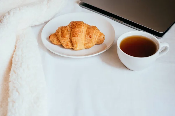 Káva a croissant v posteli — Stock fotografie