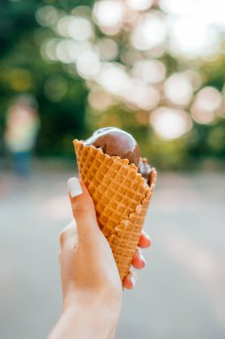 Dondurma elimde.