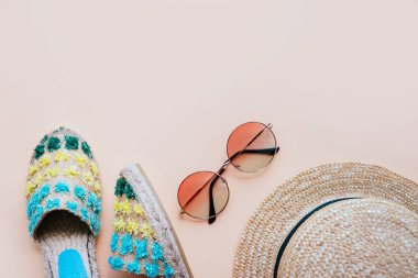 Ayakkabılarla ile yaz flatay