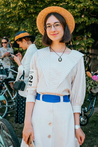 Kiev, Ukrayna - 12 Mayıs 2018: Çizgili bluz, kız etek kadar düğme, gözlük ve hasır şapka Bisiklet tüvit Retro çalıştırmak katılan 12 Mayıs, Kiev, Ukrayna acin 2018 üzerinde seyir.