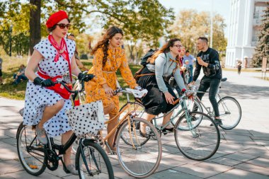 Kiev, Ukrayna - 12 Mayıs 2018: Bir grup insan retro giysiler Retro çalıştırmak Bisiklet tweed içinde katılan cruise 12 Mayıs 2018 üzerinde Kiev, Ukrayna.