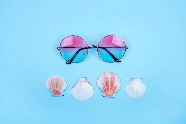 Yaz flatlay güneş gözlüğü ile
