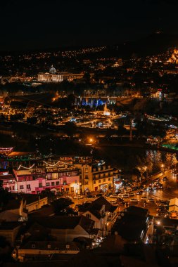 Gece Tbilisi görünümü