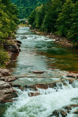 Dağ nehir uçurumlar ile