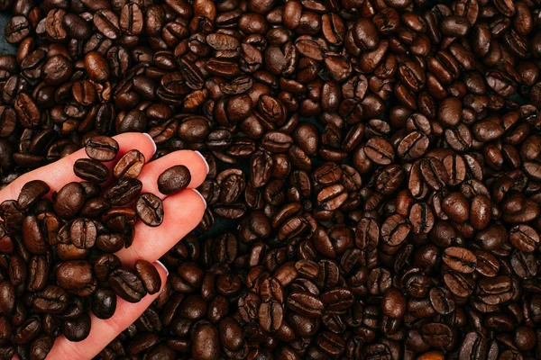 Granos Café Tostados Mano Sobre Fondo Piedra Hormigón Negro Estilo —  Fotos de Stock