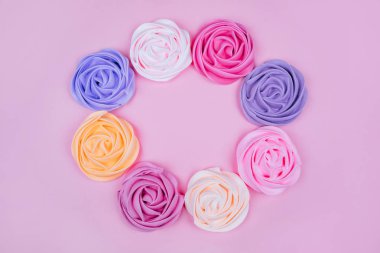 Güzel pembe, kırmızı, turuncu ve mor gül çiçek şeklinde beze flatlay.