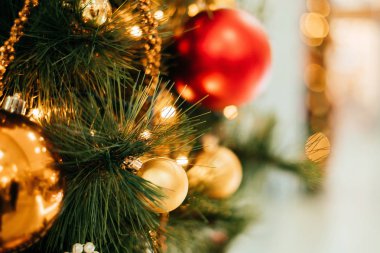 Noel ağacı süsleme ve altın garland ile arka plan.